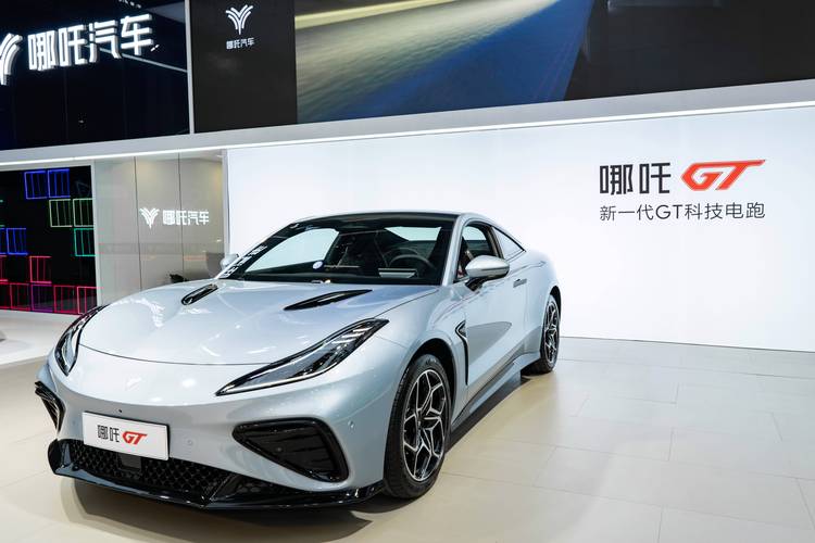 东莞38哪吒汽车在智能汽车领域的表现，领途汽车在新能源汽车市场中的影响力